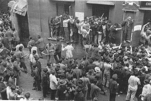 Người dân chen lấn mua vé tàu để rời khỏi Thượng Hải.