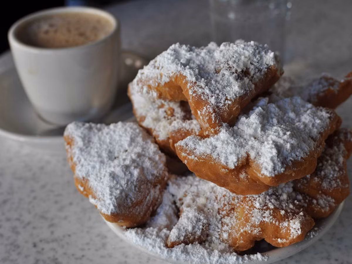 Bánh Beignet ở New Orleans, Mỹ là loại bánh ngọt chiên được phủ một lớp đường lên trên nhìn vô cùng hấp dẫn. Theo Business Insider, khi đến quán cà phê Cafe du Monde, thực khách sẽ được thưởng thức bánh Beignet ngon tuyệt.