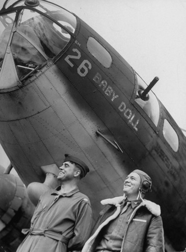 Gương mặt rạng rỡ của các thành viên tổ bay bên cạnh những chú chim sắt.