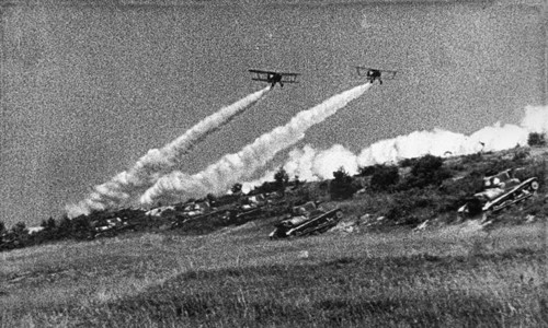 Nội chiến Tây Ban Nha diễn ra từ ngày 17/7/1936 đến ngày 1/4/1939. Đây là một cuộc xung đột lớn khởi đầu từ nỗ lực đảo chính của một bộ phận quân đội Tây Ban Nha nhằm chống lại chính phủ Cộng hòa Tây Ban Nha đệ nhị. Trong ảnh là cuộc tấn công trên không trong thời gian diễn ra nội chiến Tây Ban Nha năm 1936.