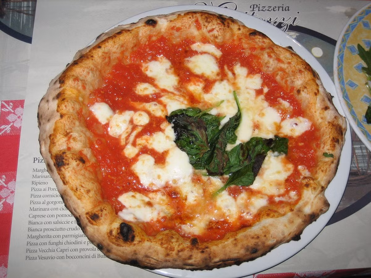 Bánh Pizza Neapolitan ở Naples, Italy hấp dẫn thực khách bởi hương vị thơm ngon của cà chua và pho mát mozzarella.