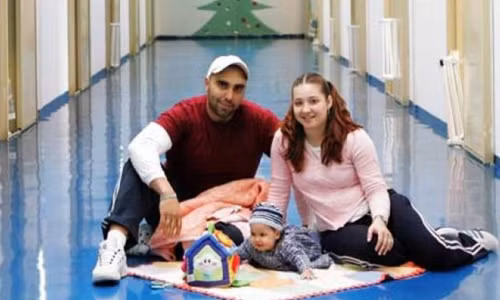 Nhà tù Aranjuez ở Tây Ban Nha có 36 phòng giam dành cho gia đình với đa số là người gốc Mỹ Latinh. Lãnh đạo trại giam hy vọng con cái của các phạm nhân có cơ hội kết nối với cha mẹ chúng, đồng thời tù nhân có thể học các kỹ năng nuôi dạy trẻ em.