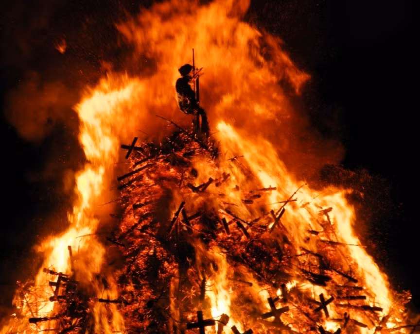 Thiêu sống là phương pháp hành hình phạm nhân phạm tội phản quốc hay là những kẻ dị giáo. Phương pháp xử tử tử tù này được áp dụng vào thời Trung cổ.