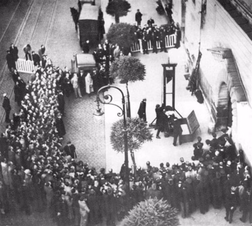 Máy chém bắt đầu xuất hiện trong cuộc Cách mạng Pháp năm 1789. Cỗ máy khủng khiếp này đã hành hình hàng ngàn người trong cuộc khủng hoảng ở Pháp.