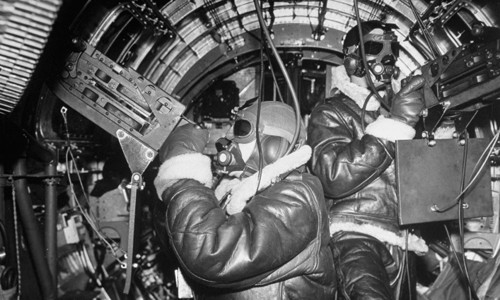 Các thành viên phi hành đoàn Mỹ ở bên trong "pháo đài bay" B-17 hồi tháng 9/1942.