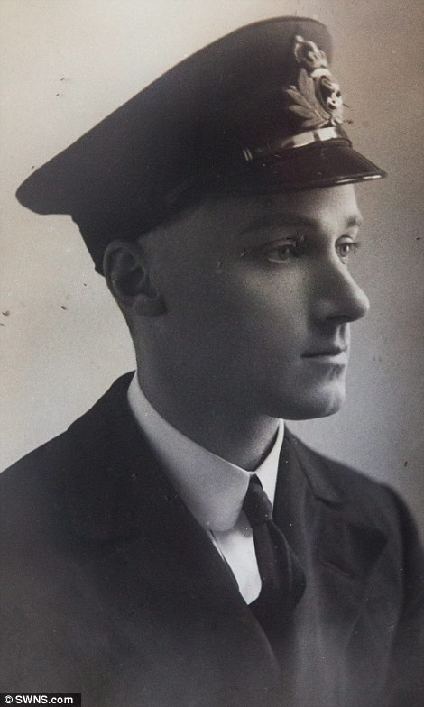 Ảnh chụp Đại úy Hải quân Victor Magnus tại Halifax, Nova Scotia.