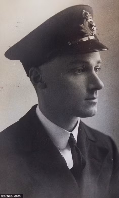 Ảnh chụp Đại úy Hải quân Victor Magnus tại Halifax, Nova Scotia.