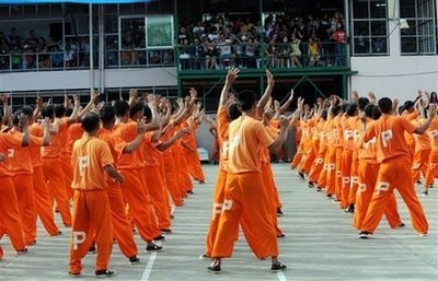 Sau đó, thứ Bảy cuối cùng của mỗi tháng, tù nhân ở nhà tù Cebu sẽ biểu diễn các điệu nhảy xuất sắc để hàng trăm khách du lịch có thể xem buổi diễn độc đáo. Khi đến đây, du khách còn có thể mua những sản phẩm do các tù nhân làm ra.