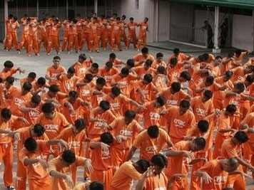 Quản lý nhà tù Byron Garcia cho biết việc tù nhân nhảy múa sẽ giúp họ cải tạo tốt hơn và sớm trở lại cuộc sống bình thường. Thậm chí, một số tù nhân đã trở thành người nổi tiếng sau khi thực hiện những màn biểu diễn ấn tượng trong đó có 2 ngôi sao Internet là Crisanto Niere và Wenjiel Resane.