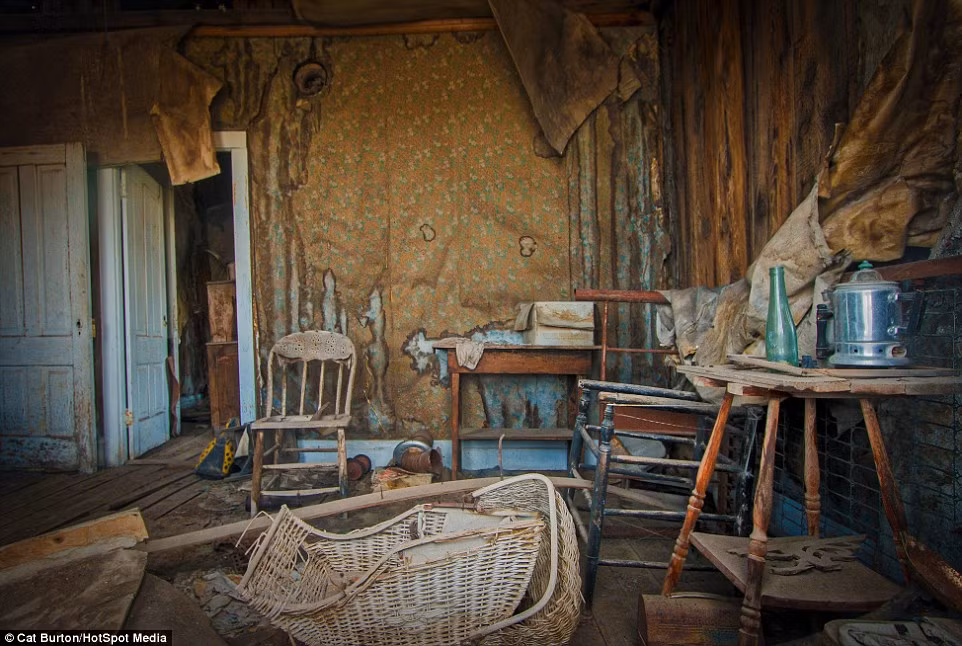 Những vật dụng trong ngôi nhà của người dân địa phương trở nên cũ kỹ, giấy dán tường bong tróc... tạo nên khung cảnh hoang lạnh.