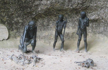 Nhà sinh vật học Carles Lalueza-Fox tiết lộ xương của các nạn nhân người Neaderthals bị nứt để trích xuất tủy và hộp sọ bị mở toang.