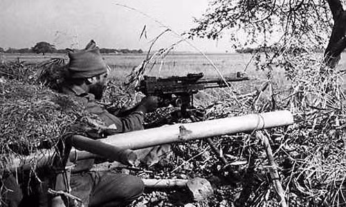 Binh sĩ Ấn Độ sử dụng súng máy nã đạn về phía Pakistan tại một ngôi làng cách Dongarpara 1,5 km về phía Đông biên giới Pakistan ngày 7/12/1971.