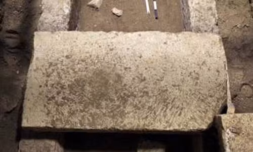 Những mảnh vỡ xương, kính và móng kim loại được tìm thấy trong ngôi mộ ở Amphipolis.