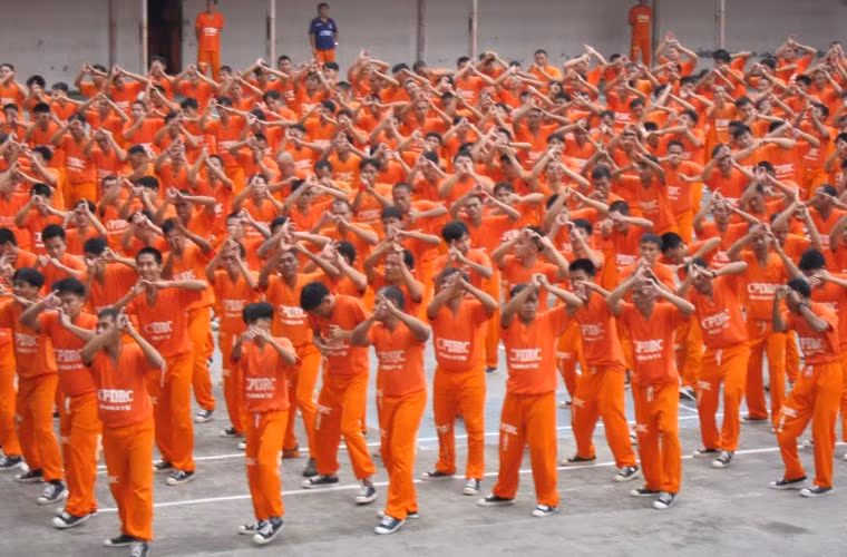 Trong lần biểu diễn đó, 1.500 tù nhân đã nhảy múa theo điệu bộ của ngôi sao Michael Jackson trong bài hát “Thriller” rồi đăng tải video đó lên YouTube.