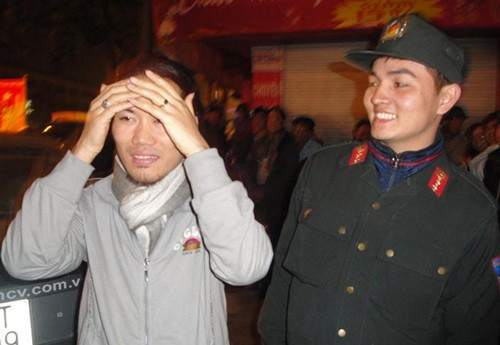 Vượng "Râu" đi vào đường cấm: Tháng 1/2012, chiếc xe ô tô 4 chỗ của diễn viên hài Vượng "Râu" đã bị cảnh sát giao thông kiểm tra khi đang lái xe vào đường cấm. Tại thời điểm kiểm tra, diễn viên hài không xuất trình được bằng lái và đăng ký xe. Nghiêm trọng hơn, qua kiểm tra xe, cảnh sát còn phát hiện anh tàng trữ công cụ hỗ trợ trái phép là một chiếc dùi cui điện do nước ngoài sản xuất. Sau đó, một cảnh sát đặc nhiệm đã đưa nghệ sĩ về trụ sở cảnh sát gần nhất để làm việc. Chứng minh được dùi cui điện trong ô tô là dụng cụ đi diễn nhưng theo quy định Vượng "Râu" vẫn bị xử phạt hành chính và giam giữ trong 24 giờ vì phạm luật giao thông đường bộ.