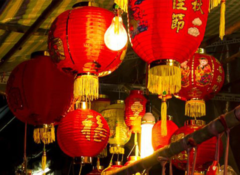 Đèn lồng được cho là có từ năm 250 TCN và là biểu tượng của sự trường thọ ở Trung Quốc. Ngoài ra, đèn lồng còn là biểu tượng của sự giàu có. Do đó, những gia đình thượng lưu thường treo những chiếc đèn lồng lớn.