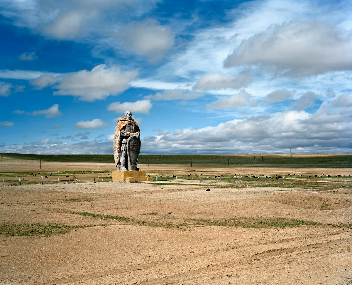 Bức tượng này được dựng lên để "Vinh danh Đảng cộng sản Liên Xô". Những công trình quân sự được xây dựng, thiết kế đạt tiêu chuẩn chất lượng cao.