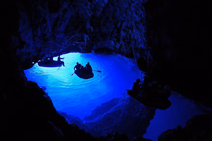 Vẻ đẹp kỳ bí, đam mê của Blue Cave (hang Xanh) ở Korcula, Croatia. Thuyền là phương tiện thám hiểm duy nhất tại đây. Khi đến đây, du khách có cơ hội khám phá các sinh vật biển, bọt biển, san hô... tuyệt đẹp.