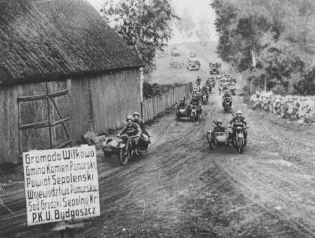 Binh sĩ phát xít Đức tiến vào Bydgoszcz, Ba Lan ngày 18/9/1939.