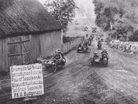 Binh sĩ phát xít Đức tiến vào Bydgoszcz, Ba Lan ngày 18/9/1939.