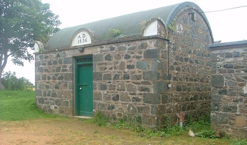 Nhà tù Sark ở Anh là nhà tù nhỏ nhất thế giới khi chỉ đủ sức chứa 2 phạm nhân. Phạm nhân thường là những người say rượu hay du khách phạm tội trước khi được dẫn độ về nước.