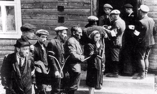 Một nhóm người Do Thái bị trói tay bằng sợi dây thừng đi qua khu vực kiểm tra của lực lượng an ninh Lithuania.