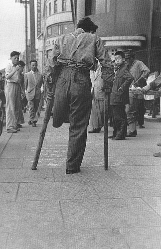 Người lính bị thương trong lúc làm nhiệm vụ nên phải dùng hai chiếc gậy chống để di chuyển.