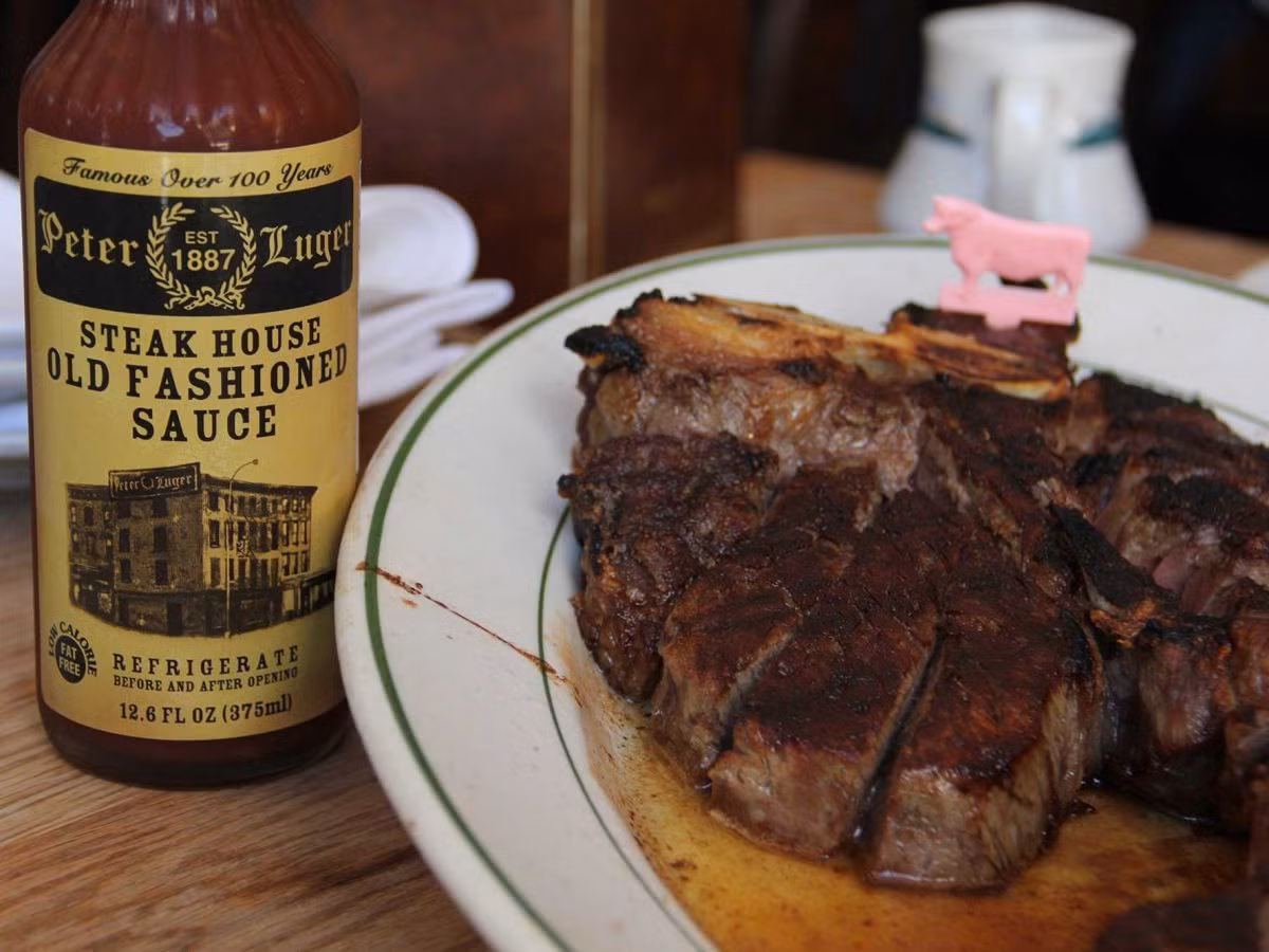 Trong danh sách này còn có món bò bít tết thơm ngon của Peter Luger Steakhouse ở Brooklyn, New York, Mỹ.