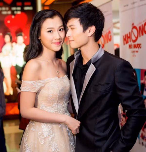 Nam diễn viên Không nói được chia sẻ, để cưa đổ Hoàng Oanh, anh phải nói mình sinh năm 1989. Hot boy Hà thành cũng cho hay, chuyện tình cảm của hai người đến một cách tự nhiên. Anh xin số điện thoại và làm quen, nhắn tin hàng ngày với Oanh rồi hẹn hò đi chơi.