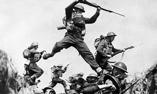 Binh sĩ thuộc lực lượng Black Watch xung trận ở khu vực bờ biển phía Nam, Anh năm 1940.