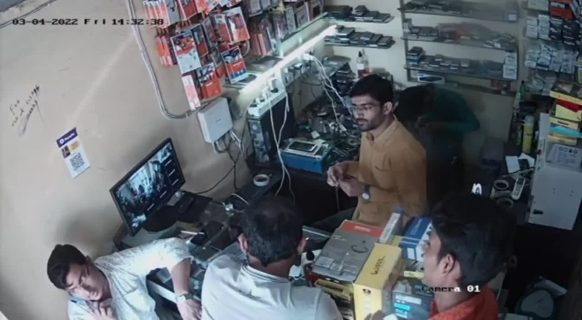 Video: Điện thoại iPhone bất ngờ phát nổ, chủ cửa hàng hoảng sợ bỏ chạy Video: Dien thoai iPhone bat ngo phat no, chu cua hang hoang so bo chay