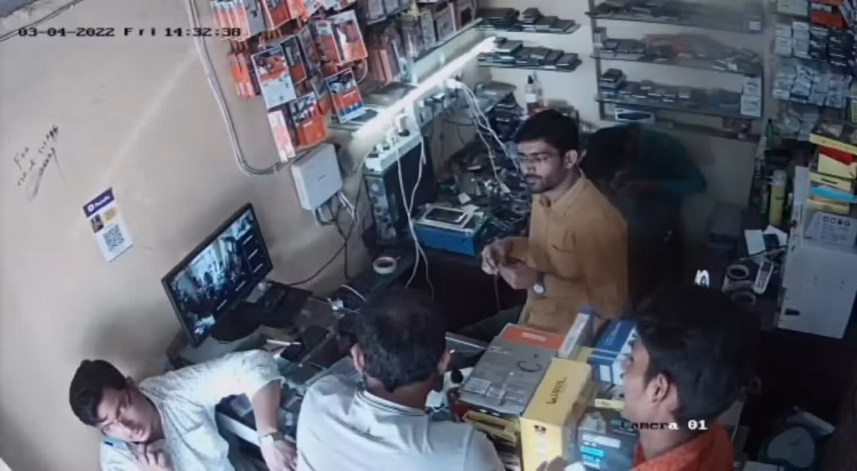 Video: Dien thoai iPhone bat ngo phat no, chu cua hang hoang so bo chay