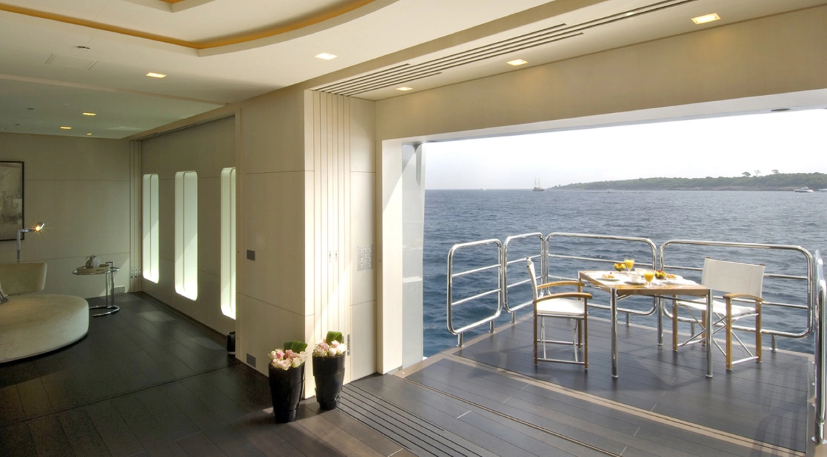 Lối sống xa hoa của người sắp mua Chelsea: Du thuyền đẹp, toàn mỹ nữ - Hình 6 Loi song xa hoa cua nguoi sap mua Chelsea: Du thuyen dep, toan my nu-Hinh-6