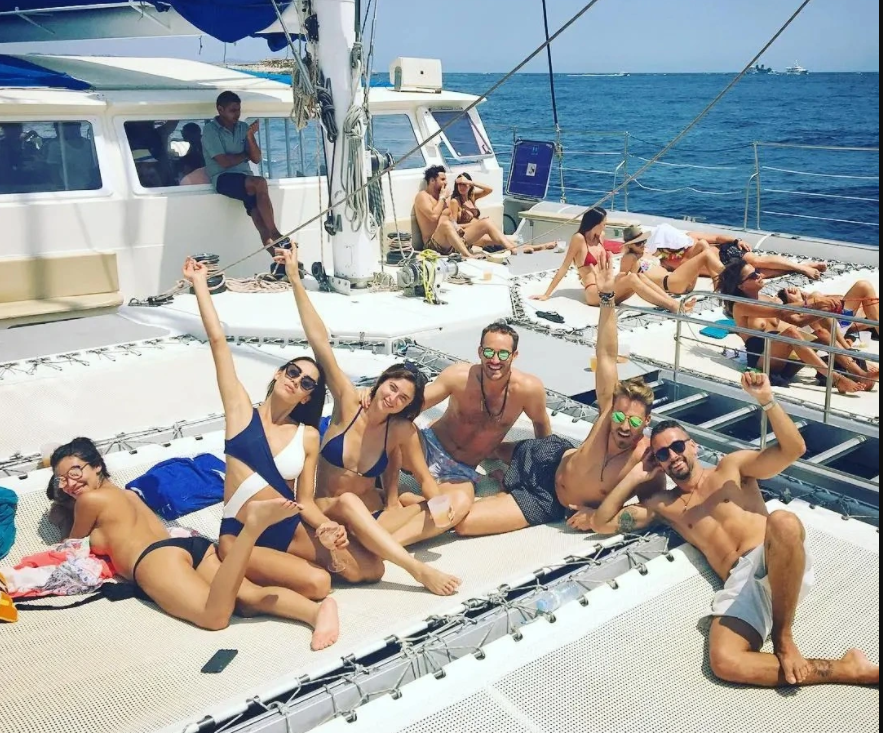 Lối sống xa hoa của người sắp mua Chelsea: Du thuyền đẹp, toàn mỹ nữ - Hình 2 Loi song xa hoa cua nguoi sap mua Chelsea: Du thuyen dep, toan my nu-Hinh-2