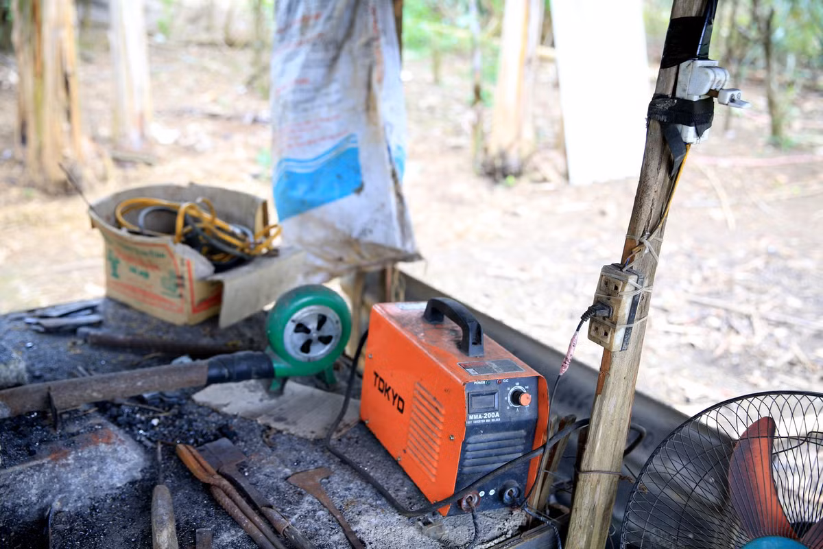 Ngày nay, người Mông đã sử dụng máy móc, như quạt thổi lò, máy mài để cải thiện tốc độ rèn dao. Nhờ vậy, thợ rèn có thể làm nhanh, làm đẹp hơn cho các sản phẩm của mình.