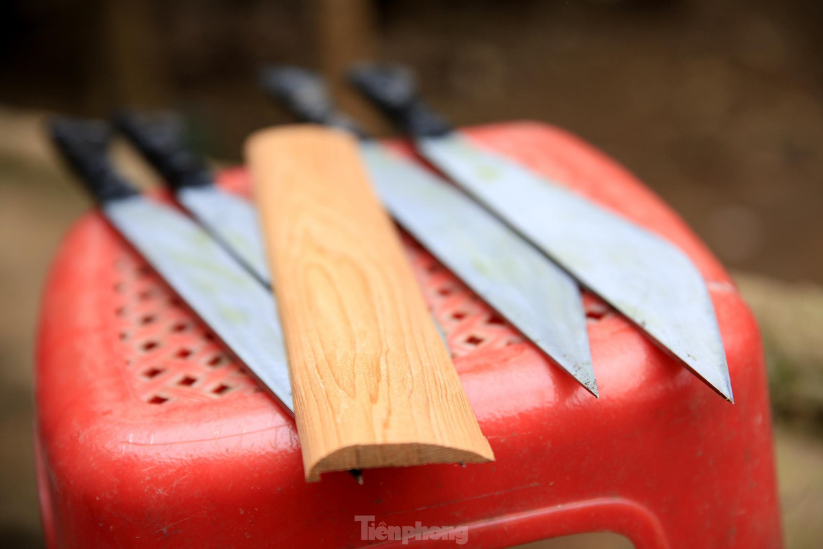 Không chỉ phục vụ cuộc sống hàng ngày, hiện nghề rèn đã trở thành “nghề chính”, kiếm sống của một số người Mông. Sản phẩm của họ đã được bày bán rộng rãi đến các địa phương trong và ngoài nước.