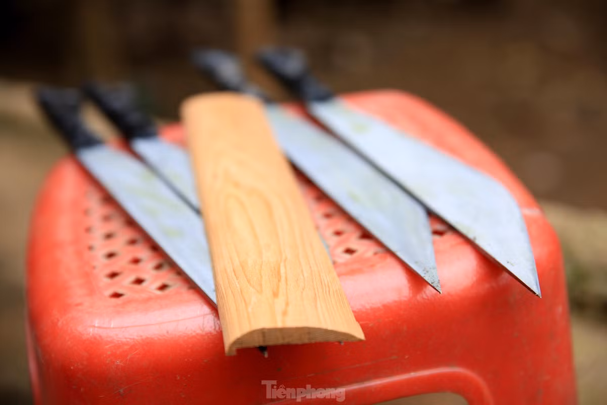 Không chỉ phục vụ cuộc sống hàng ngày, hiện nghề rèn đã trở thành “nghề chính”, kiếm sống của một số người Mông. Sản phẩm của họ đã được bày bán rộng rãi đến các địa phương trong và ngoài nước.