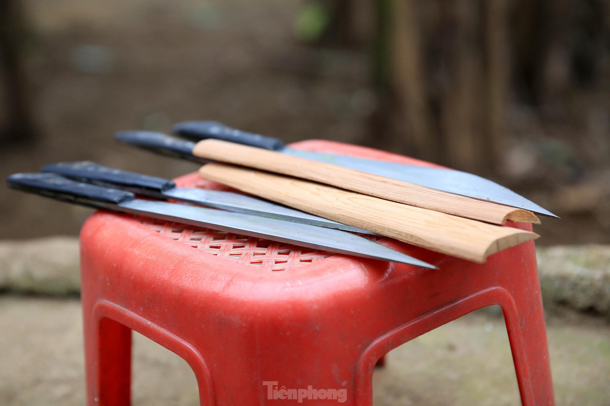 Để làm nên 1 sản phẩm, một thợ rèn người Mông mất hơn 1 ngày. Những người thợ rèn giỏi chỉ cần gõ nhẹ vào dao là đã biết tốt hay xấu.