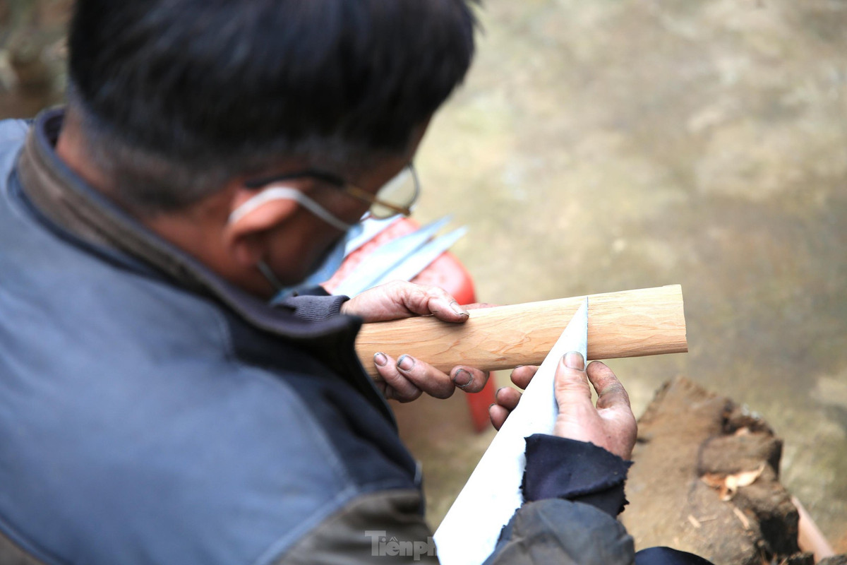 Nghề rèn của đồng bào dân tộc Mông gắn liền với hoạt động sống và canh tác ở vùng cao. Theo người dân, từ xa xưa, họ đã tự rèn nông cụ như dao rựa, cuốc… và cả nòng súng kíp để phục vụ cuộc sống và công việc ở nơi núi rừng.