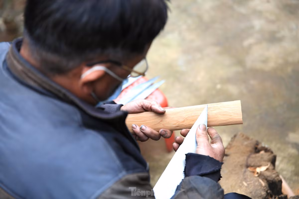 Nghề rèn của đồng bào dân tộc Mông gắn liền với hoạt động sống và canh tác ở vùng cao. Theo người dân, từ xa xưa, họ đã tự rèn nông cụ như dao rựa, cuốc… và cả nòng súng kíp để phục vụ cuộc sống và công việc ở nơi núi rừng.