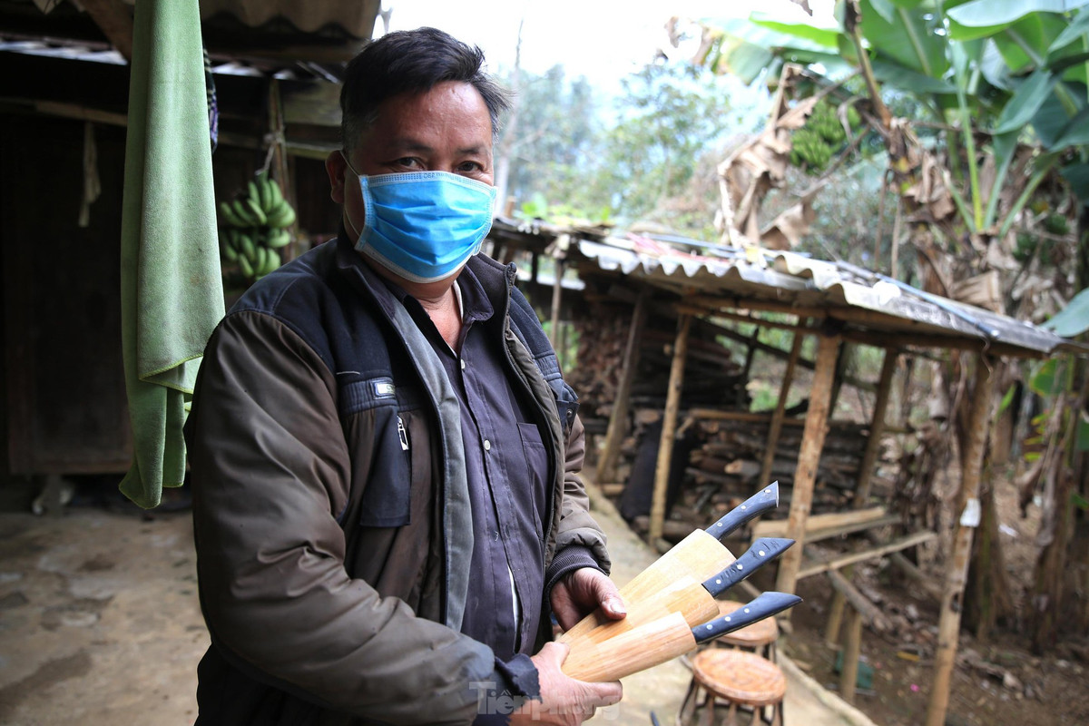 Nếu đồng bào dân tộc Thái nổi tiếng với những bức thổ cẩm rực rỡ thì đồng bào dân tộc Mông được nhiều người biết đến với nghề rèn truyền thống.