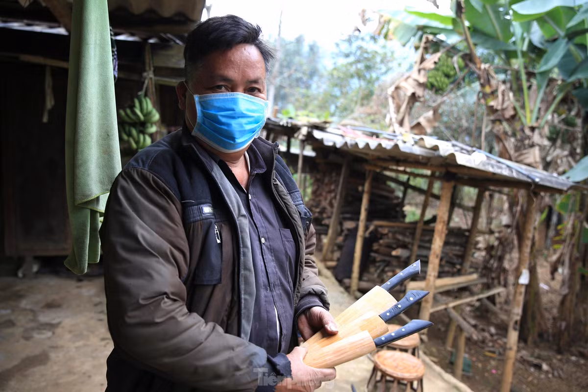 Nếu đồng bào dân tộc Thái nổi tiếng với những bức thổ cẩm rực rỡ thì đồng bào dân tộc Mông được nhiều người biết đến với nghề rèn truyền thống.