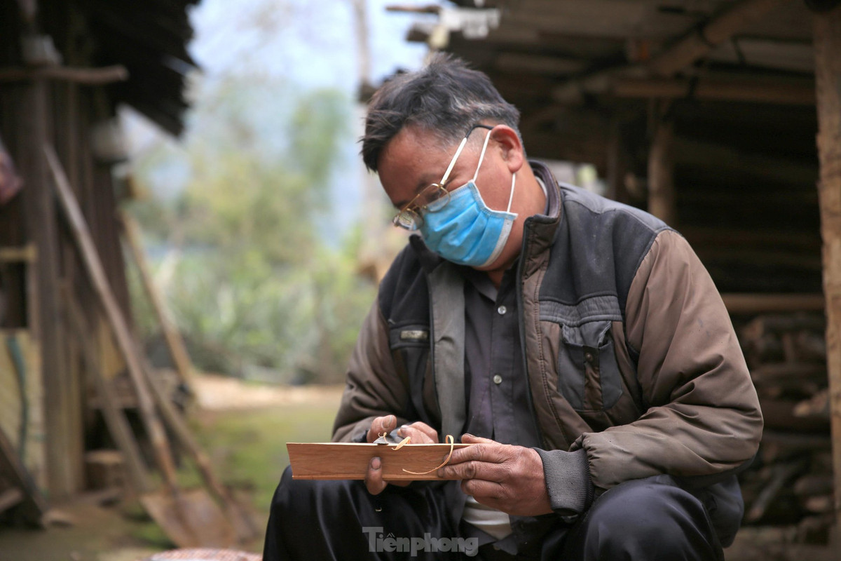 Ông Thò Chừ Xồng, một thợ rèn ở xã Tri Lễ (huyện Quế Phong, Nghệ An) cho biết, để có sản phẩm rèn tốt phụ thuộc vào kinh nghiệm của từng người thợ, mà kinh nghiệm ấy lại rất khó diễn tả bằng lời.