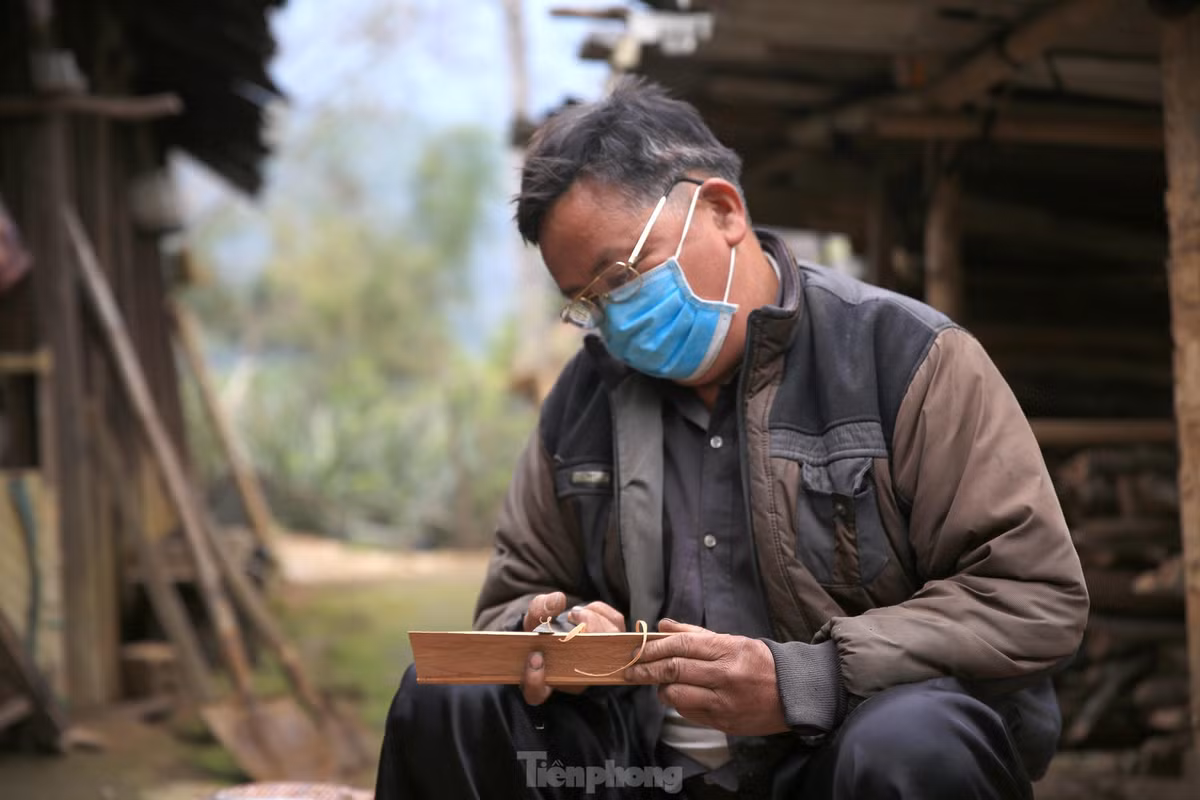 Ông Thò Chừ Xồng, một thợ rèn ở xã Tri Lễ (huyện Quế Phong, Nghệ An) cho biết, để có sản phẩm rèn tốt phụ thuộc vào kinh nghiệm của từng người thợ, mà kinh nghiệm ấy lại rất khó diễn tả bằng lời.