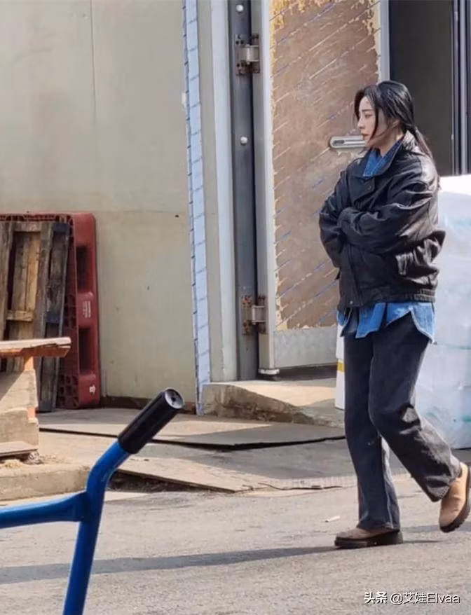 Xuất hiện trên phim trường, Phạm Băng Băng gây ngạc nhiên với cây đồ bình dân, mix&amp;match kém đẹp mắt.