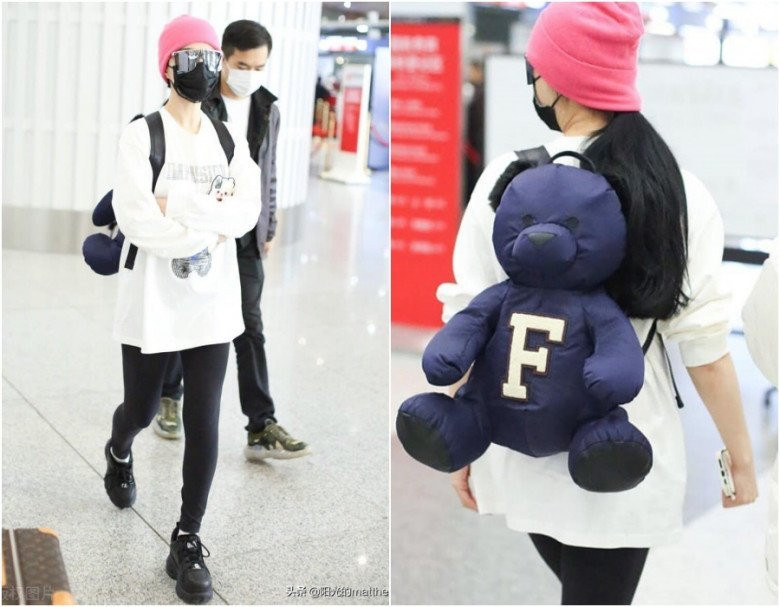 Người đẹp 41 tuổi lại bị ví như trẻ mầm non đi mẫu giáo. Đó là bởi chiếc mũ len hồng thắm và mẫu balo hình thú cô trưng dụng vô cùng lạc quẻ. Giá như mà cô dụng tâm hơn trong cách mix match và đừng quá xuề xòa thì cũng không đến nỗi bị chê bai.