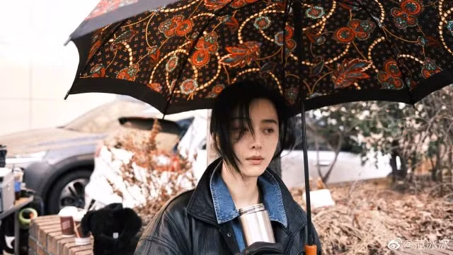 Phạm Băng Băng để tóc tai rối bời, xù xoà nhưng điều đó chẳng làm ảnh hưởng đến vẻ đẹp kiêu kì của cô. Ở tuổi 41, nàng Kim Toả vẫn chăm sóc nhan sắc rất tốt, nước da trắng như phát sáng.