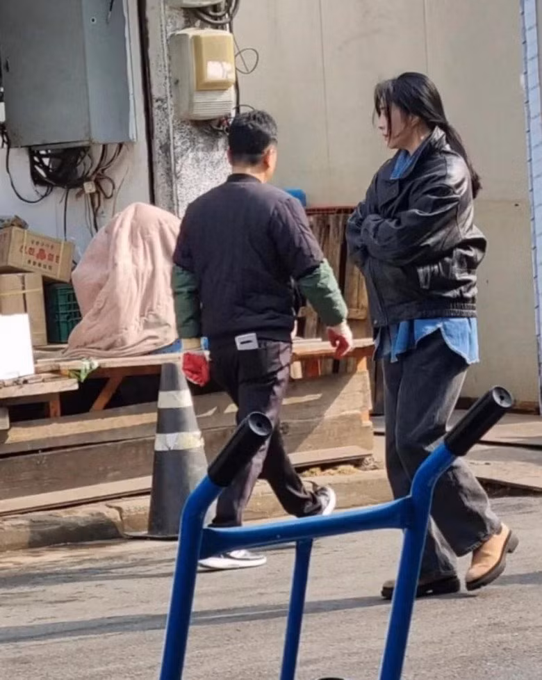 So với hình tượng quyến rũ, thời thượng thường thấy của mỹ nhân Hoàn Châu Cách Cách, việc xuất hiện trong cây đồ vừa lùng bùng giấu dáng. Tuy nhiên, cũng có thể coi đây là tạo hình mới trong bộ phim Insider mà cô tham gia. Trên thực tế, đây cũng chẳng phải lần đầu tiên nữ diễn viên khiến dân tình thở dài về phong cách ăn mặc đời thường của mình.