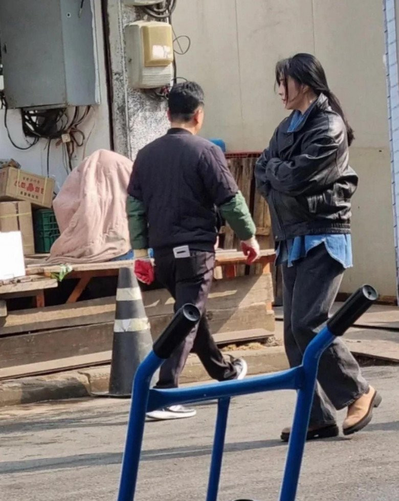 So với hình tượng quyến rũ, thời thượng thường thấy của mỹ nhân Hoàn Châu Cách Cách, việc xuất hiện trong cây đồ vừa lùng bùng giấu dáng. Tuy nhiên, cũng có thể coi đây là tạo hình mới trong bộ phim Insider mà cô tham gia. Trên thực tế, đây cũng chẳng phải lần đầu tiên nữ diễn viên khiến dân tình thở dài về phong cách ăn mặc đời thường của mình.