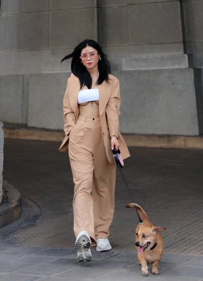 Mac “ho chan nguc“: Co gai Sai thanh dat cun di dao co hot bang “thanh nu My Go“?